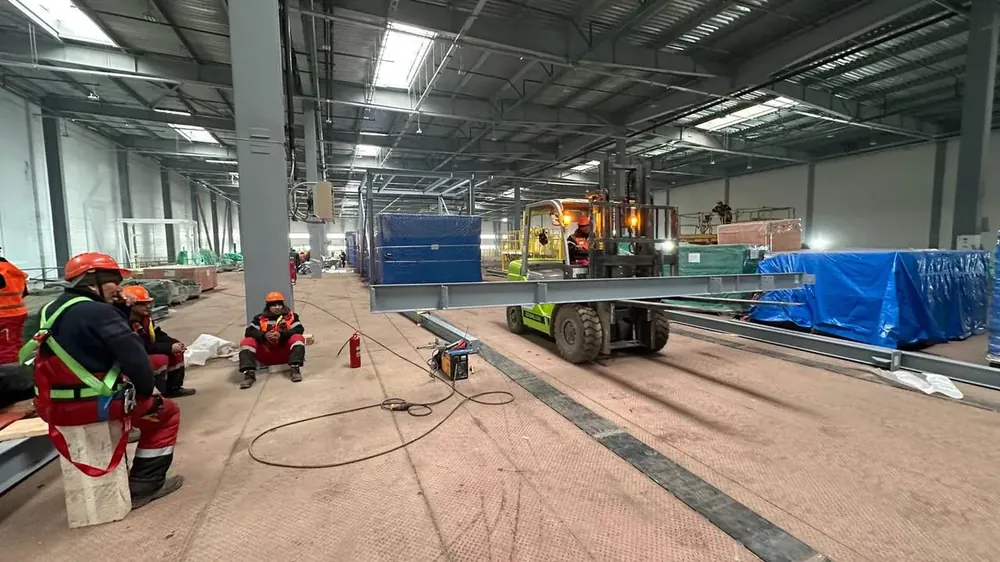Монтаж балки в цехе автозавода Astana Motors Manufacturing Kazakhstan